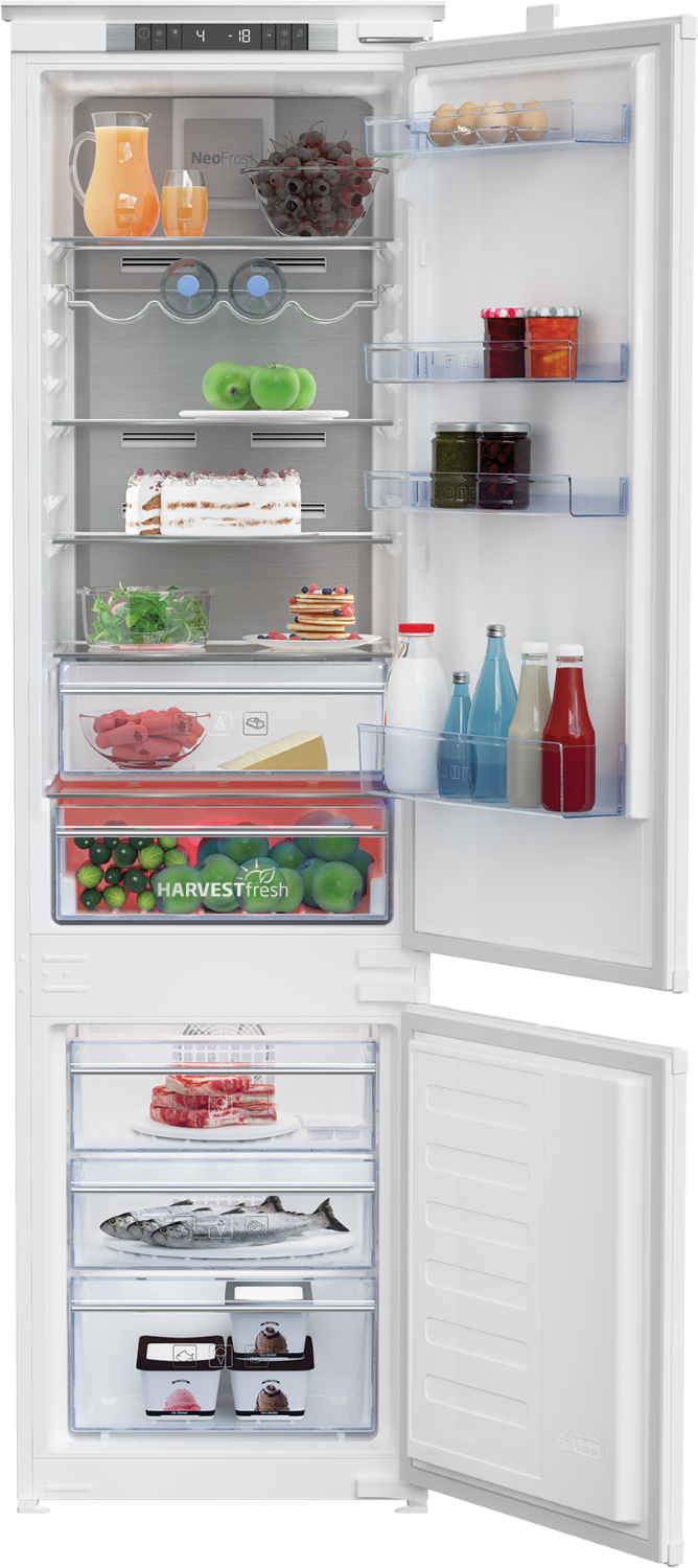 Refrigerador abierto con comida: jugo, huevos, pastel, ensalada, panqueques, pescado, helado.