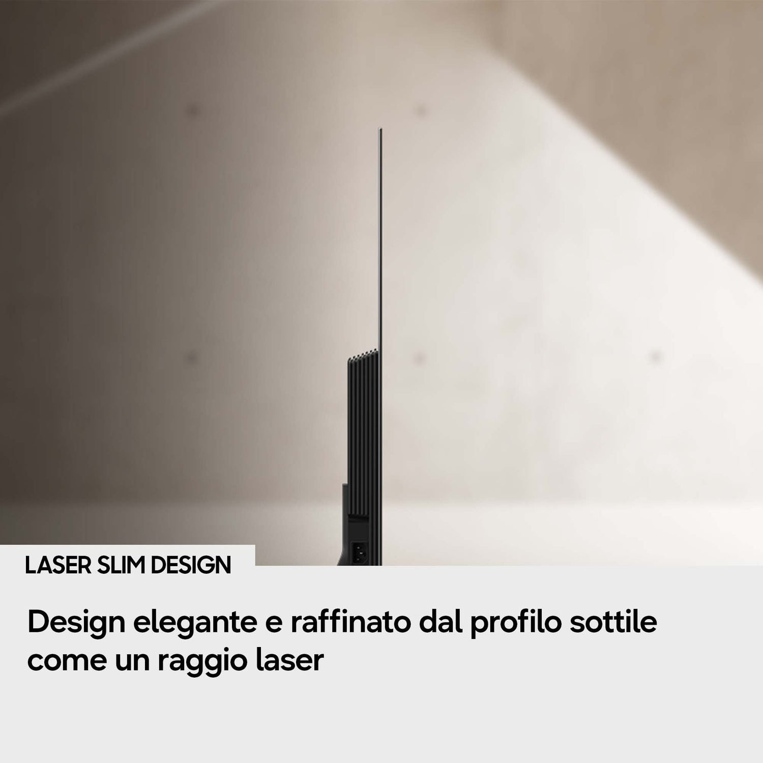 Una TV sottile vista di profilo su uno sfondo chiaro.