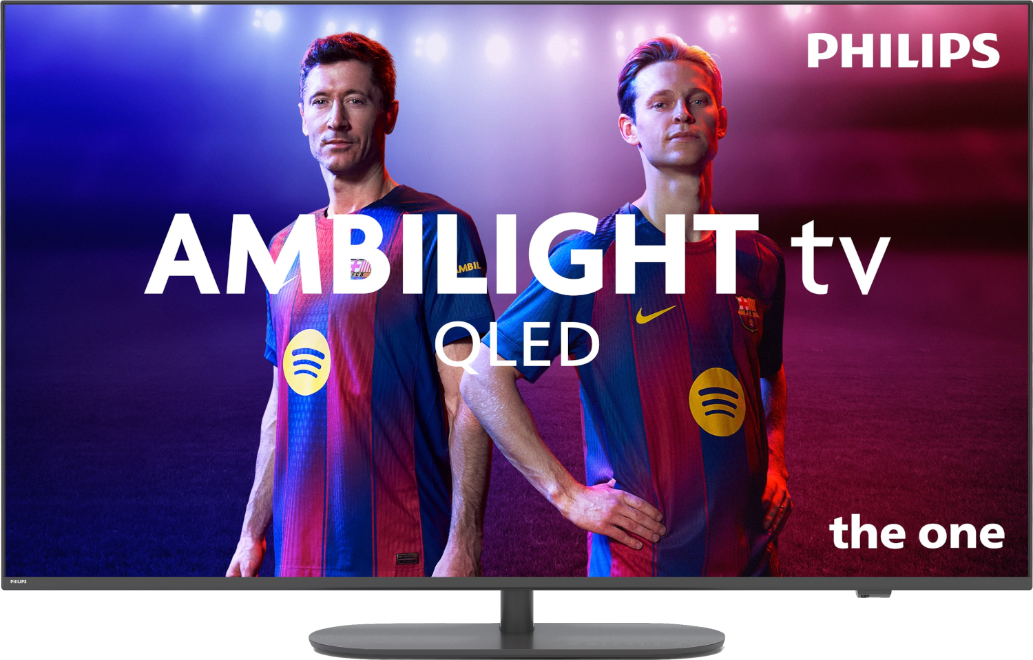 Deux footballeurs en maillots du Barça devant une pub TV Philips Ambilight OLED.