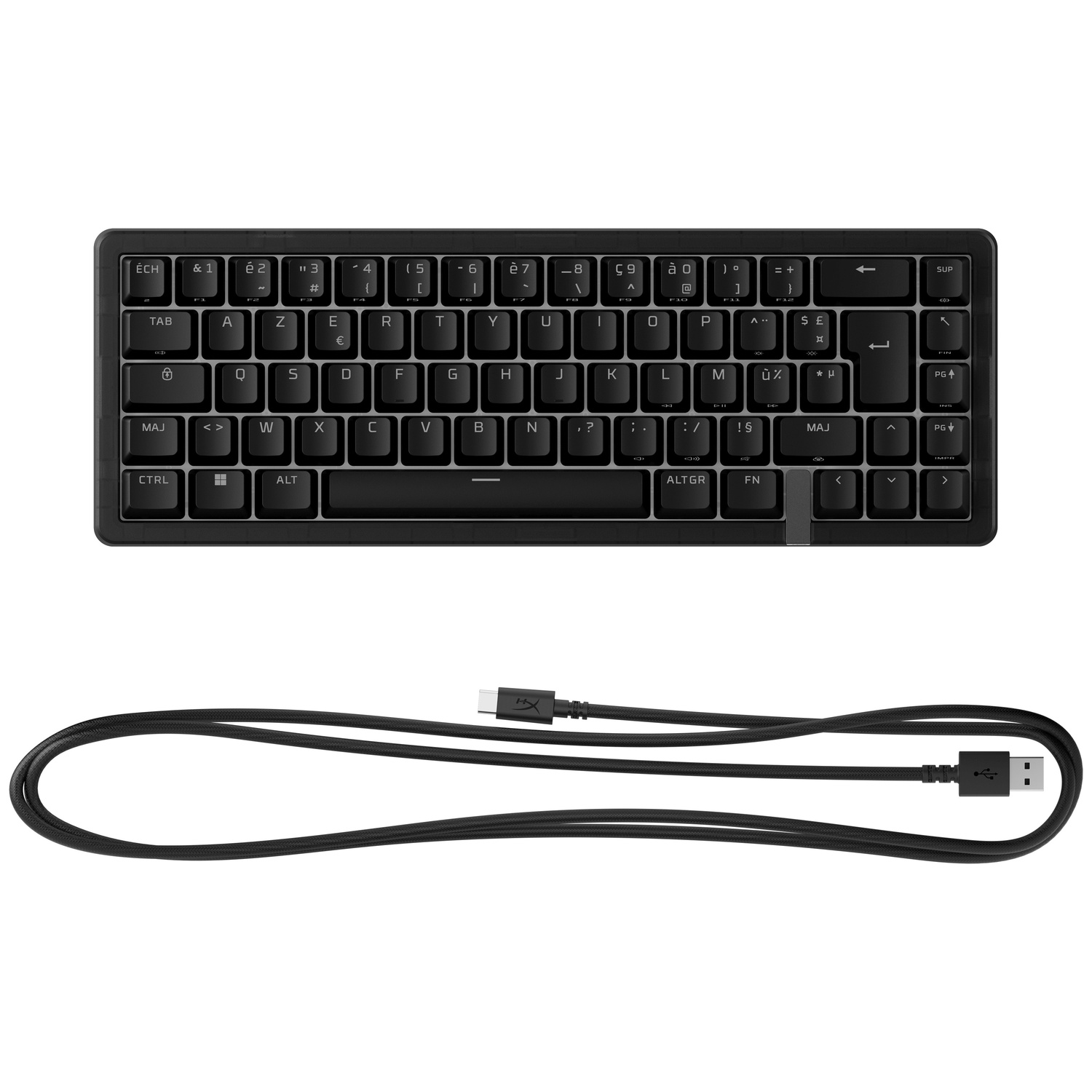 Een zwarte compacte toetsenbordindeling met een USB-C-kabel eronder.