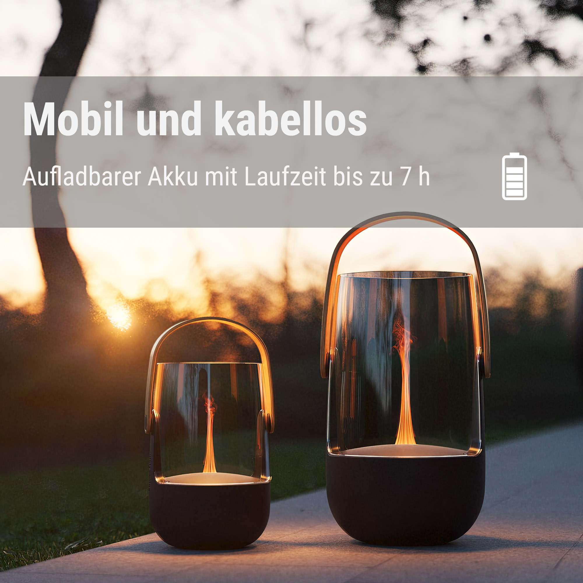 Zwei Laternen mit Flammenoptik bei Sonnenuntergang im Freien.