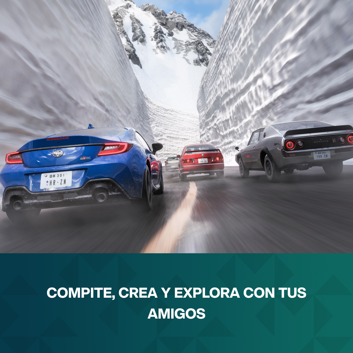 Varios coches compiten en una carretera nevada de montaña. Coche deportivo azul delante.
