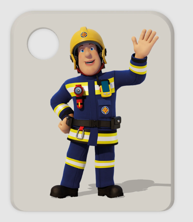 Feuerwehrmann Sam in blauer Uniform mit gelbem Helm winkt.