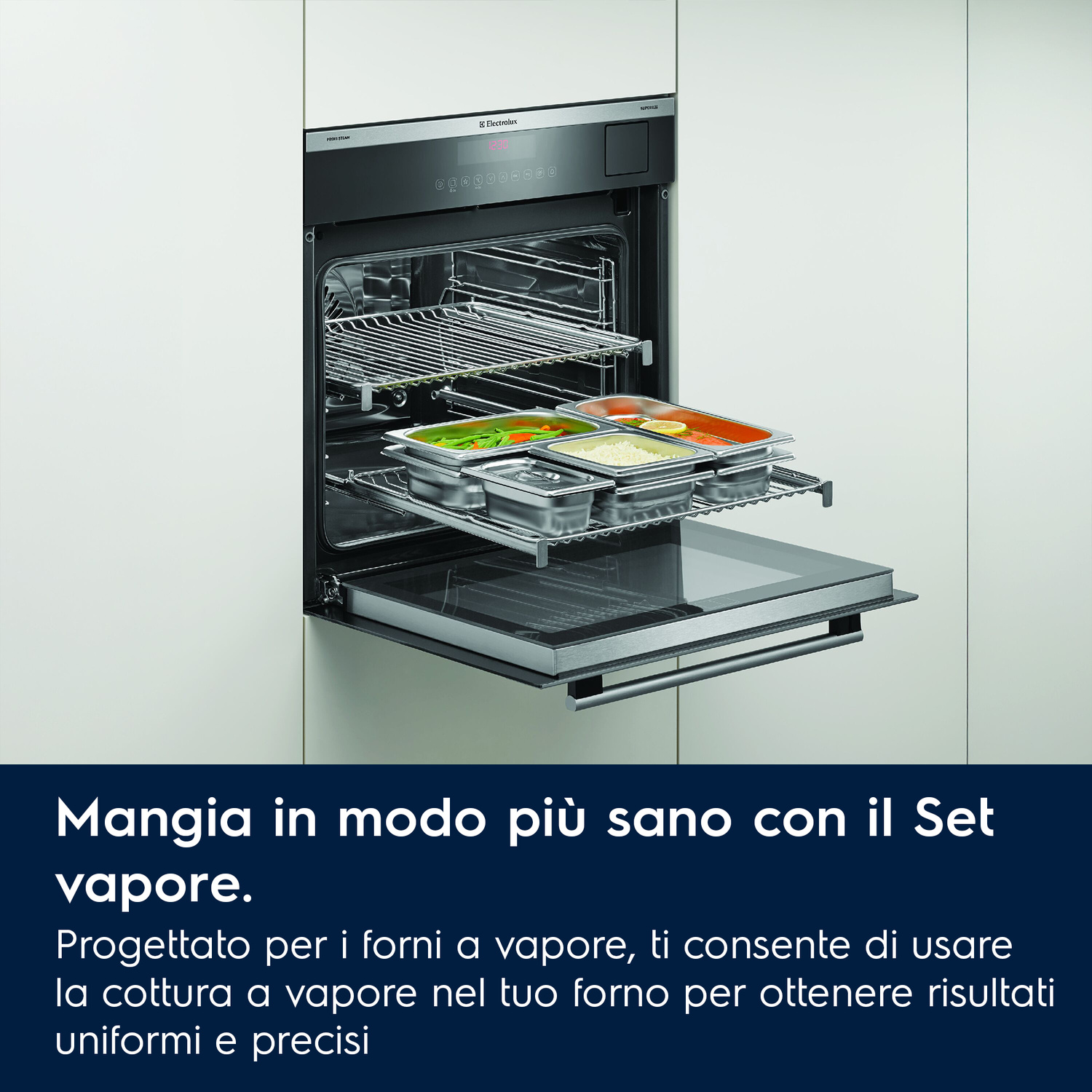 Un forno moderno con porta aperta, pieno di cibo in vaschette metalliche.