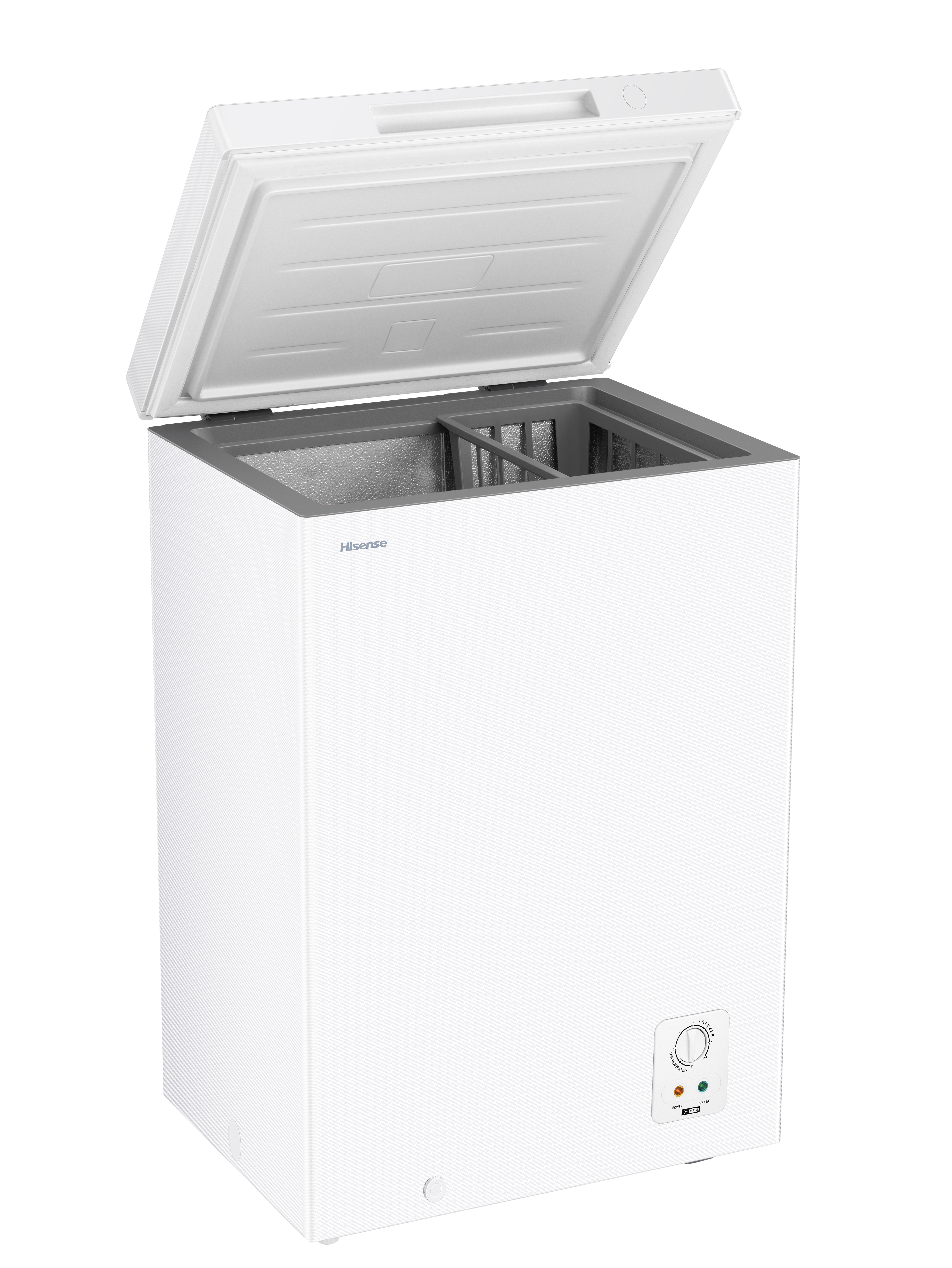 Un congelador horizontal Hisense blanco con la tapa abierta y un asa plateada.
