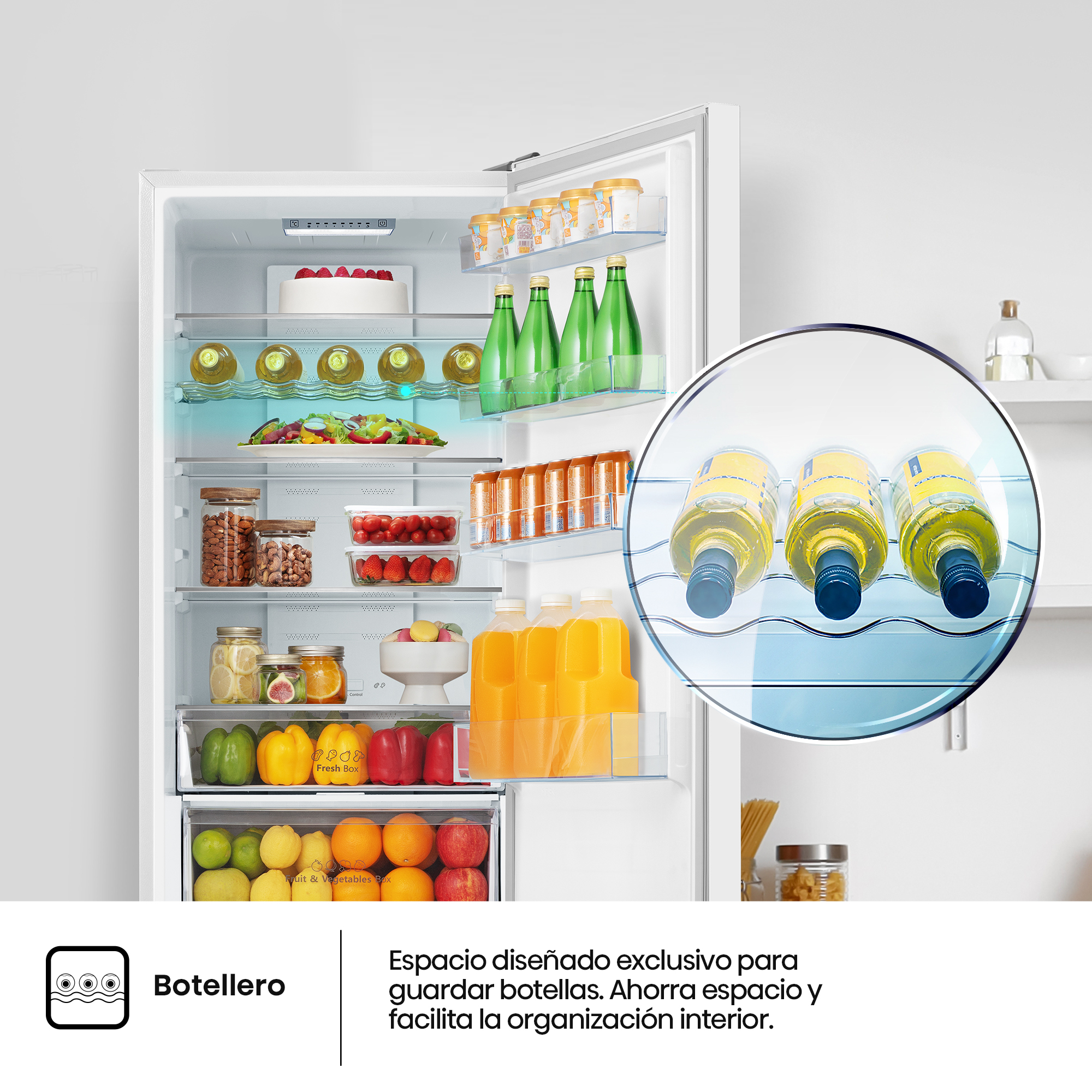 Un refrigerador abierto muestra alimentos, botellas y frascos.