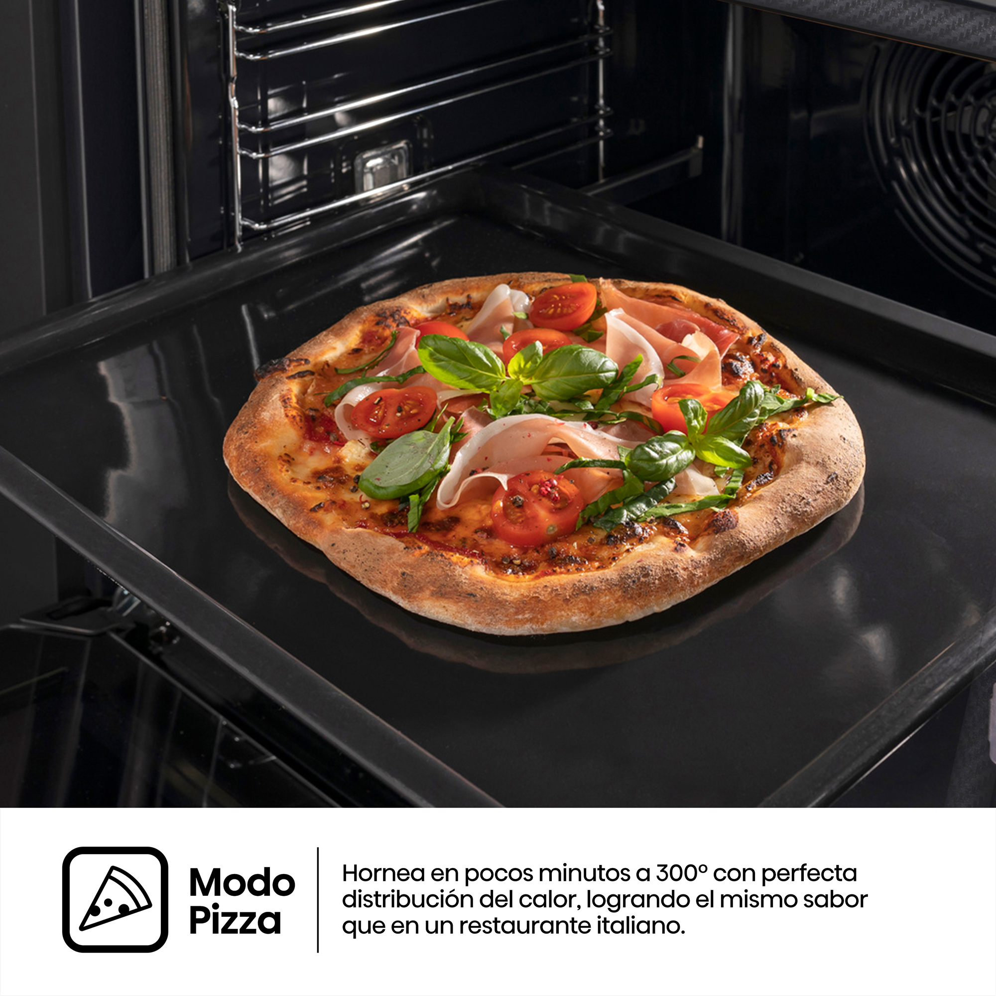 Pizza con jamón y tomates en una bandeja de horno.