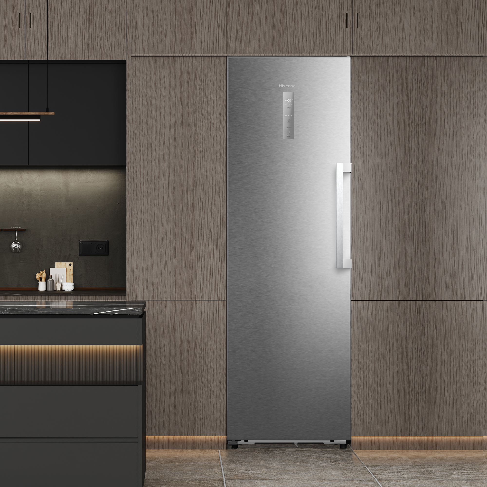 Un elegante refrigerador plateado con panel de control, junto a gabinetes empotrados de madera.