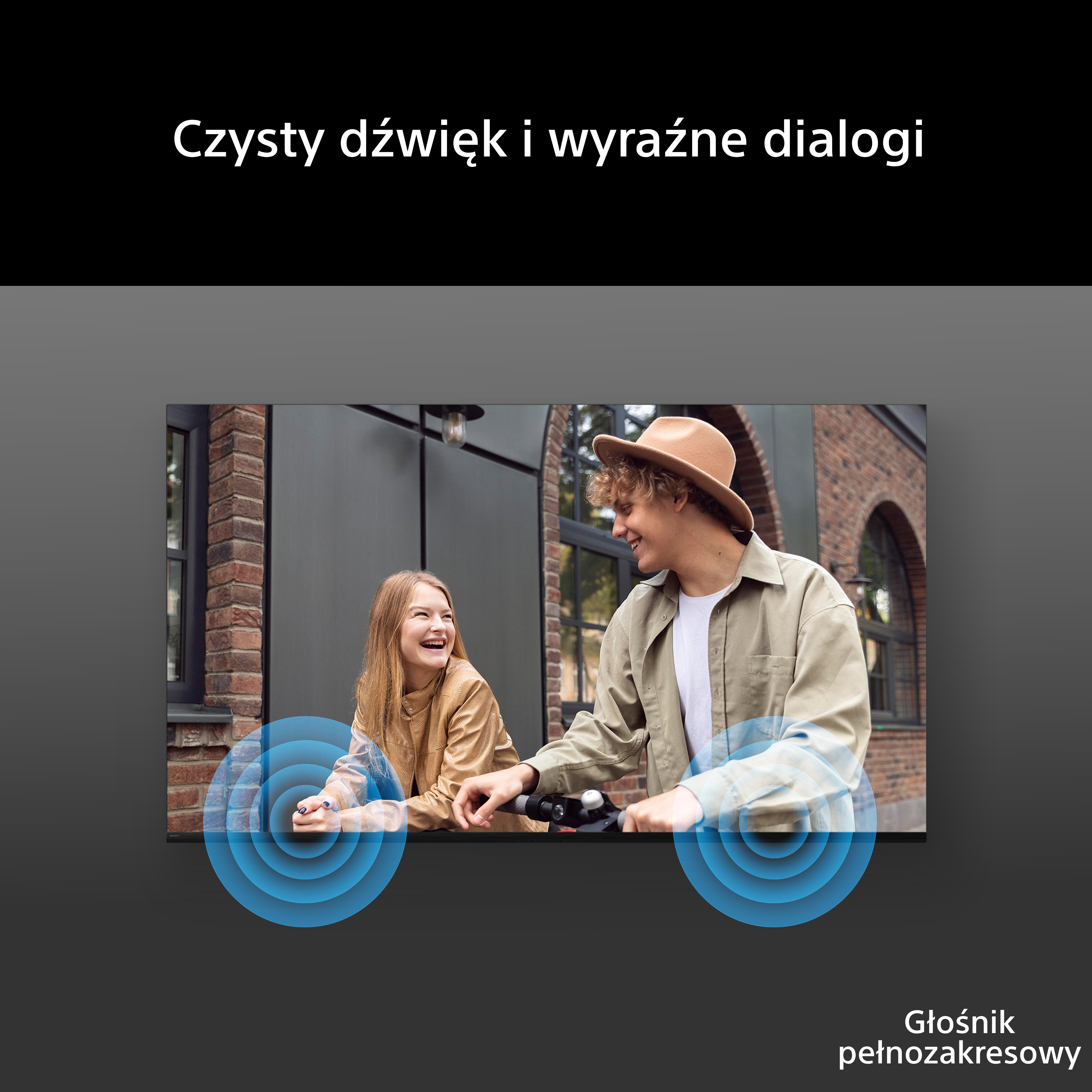 Mężczyzna w kapeluszu i kobieta śmieją się na hulajnodze, za nimi ceglany budynek.