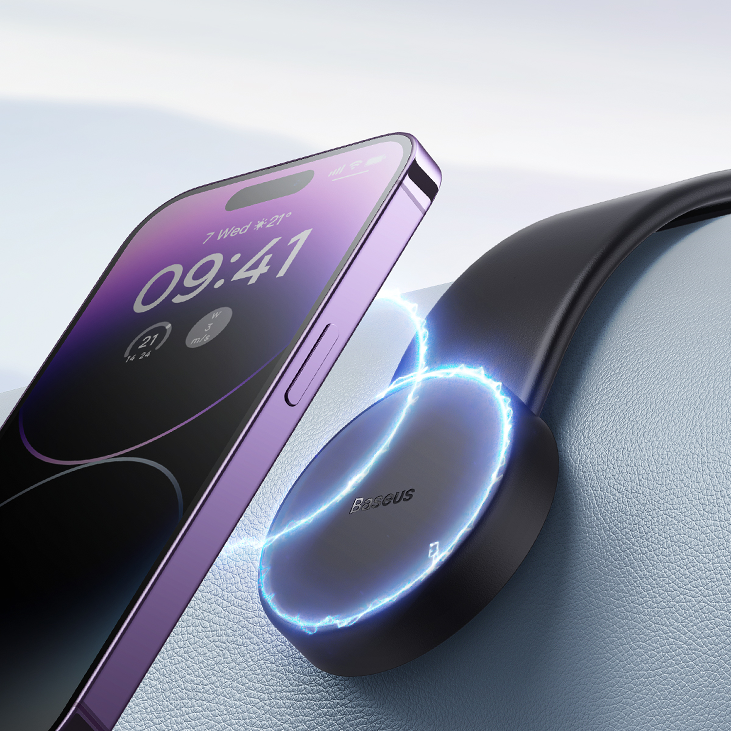 Un iPhone morado muestra 09:41 junto a un cargador inalámbrico negro con energía azul.