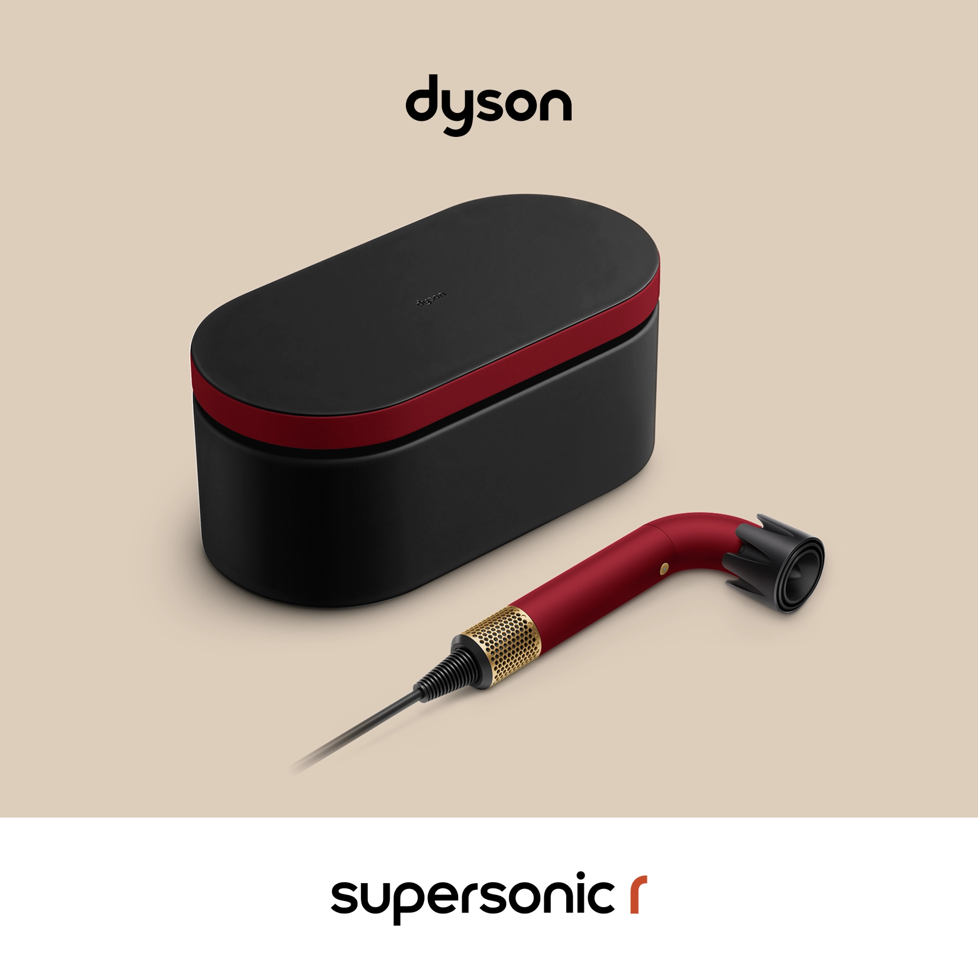 Czerwona suszarka do włosów Dyson Supersonic z etui do przechowywania na beżowym tle.