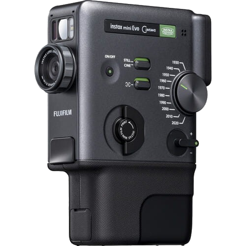 Ciemny aparat Fujifilm Instax Mini Evo z obiektywem i kontrolkami.