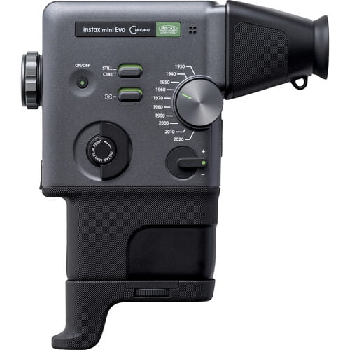 Ciemnoszary aparat Instax Mini Evo z czarnym uchwytem i obiektywem. Widoczne przyciski i pokrętła.