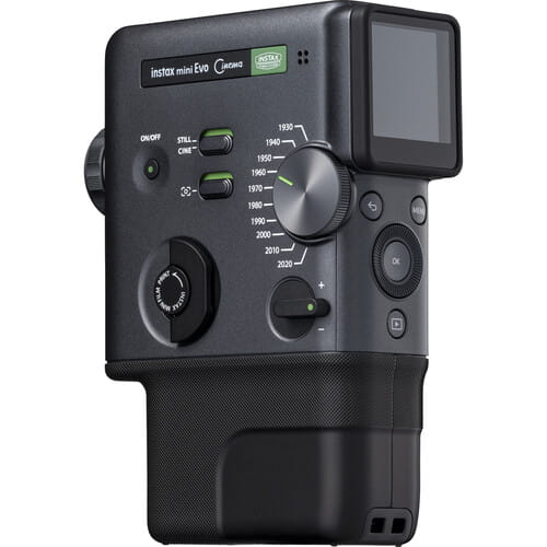 Zbliżenie czarnego aparatu natychmiastowego Instax Mini Evo Cinema z przyciskami i pokrętłem.