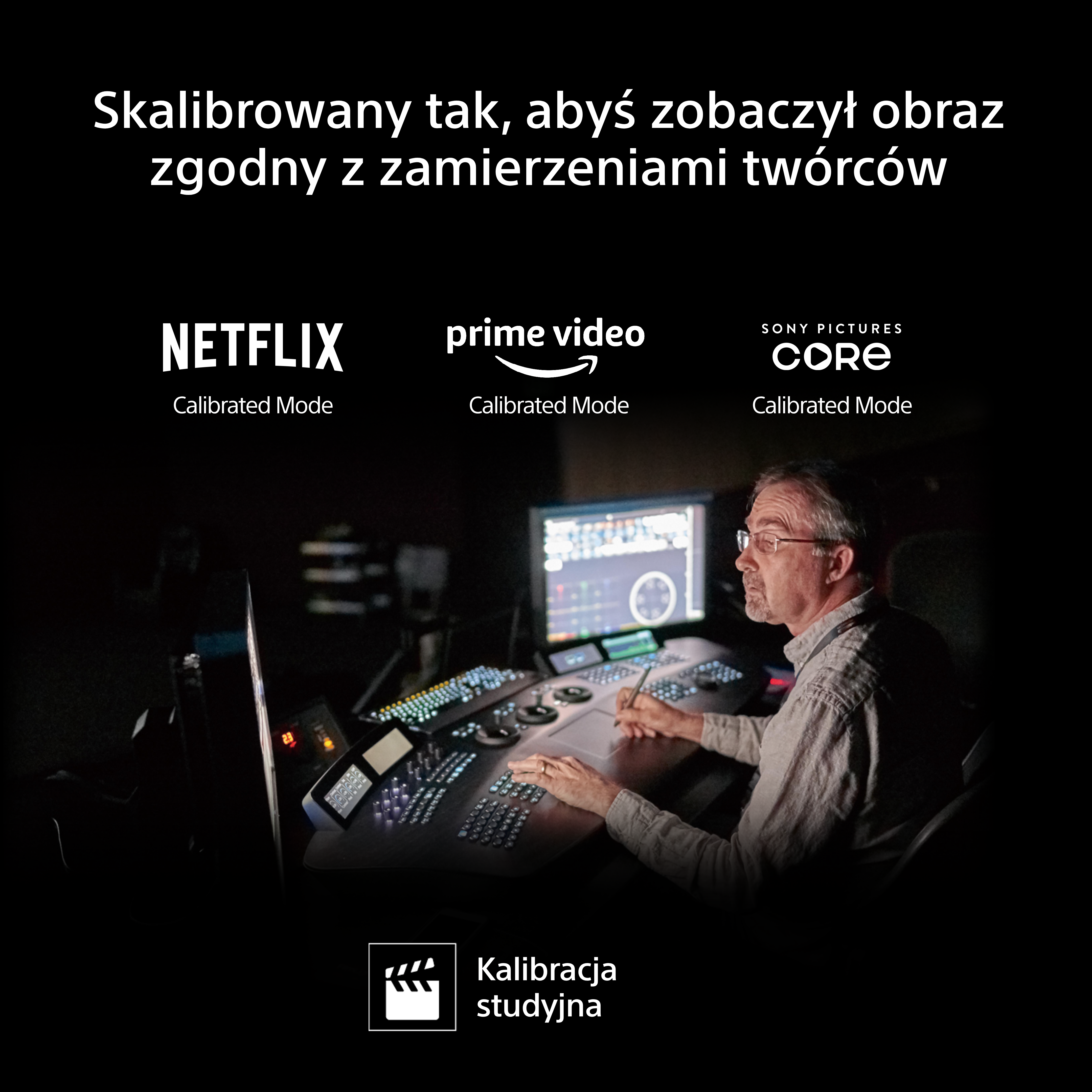 Mężczyzna pracuje przy konsoli do korekcji barw z logo Netflix, Prime Video i Sony Pictures.