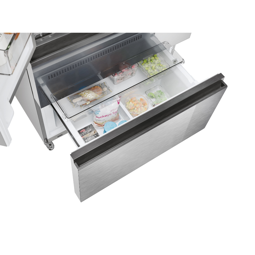 Cajón abierto del refrigerador con paquetes de comida congelada y recipientes de verduras.