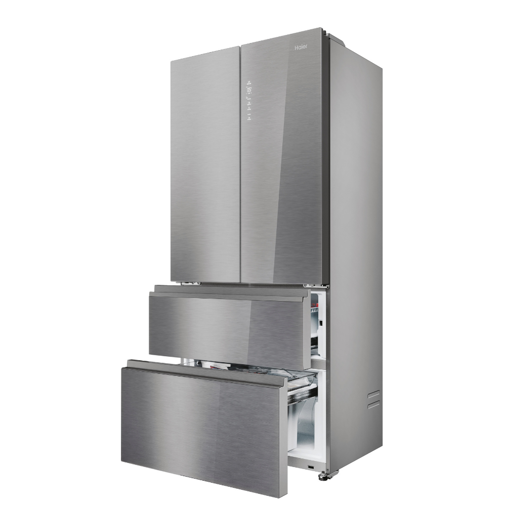 Un refrigerador Haier plateado de cuatro puertas con dos cajones abiertos, mostrando compartimentos.