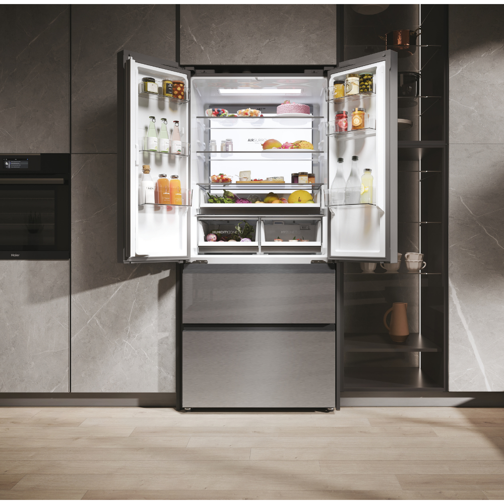 Refrigerador abierto con comida y cajones, sobre un fondo gris.