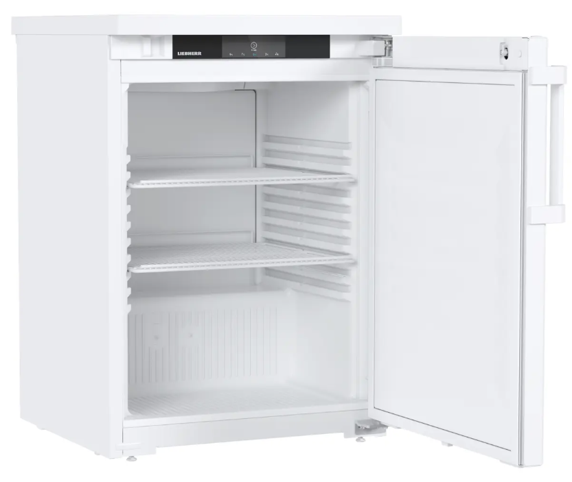 Ein weißer Kühlschrank mit offener Tür, zwei Einlegeböden und schwarzem Bedienfeld.