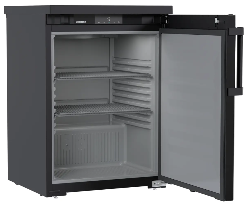 Schwarzer Liebherr-Kühlschrank mit offener Tür, zeigt Innenregale und gerippte Basis.