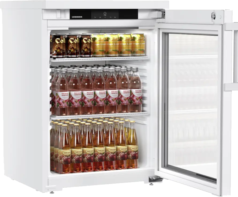 Offener weißer Liebherr Kühlschrank gefüllt mit Cola-Dosen, rosa Rhabarberschorle und Apfelsaftflaschen.