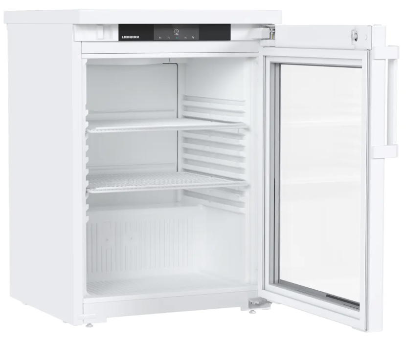 Ein weißer Kühlschrank mit offen stehender Glastür und zwei Einlegeböden.