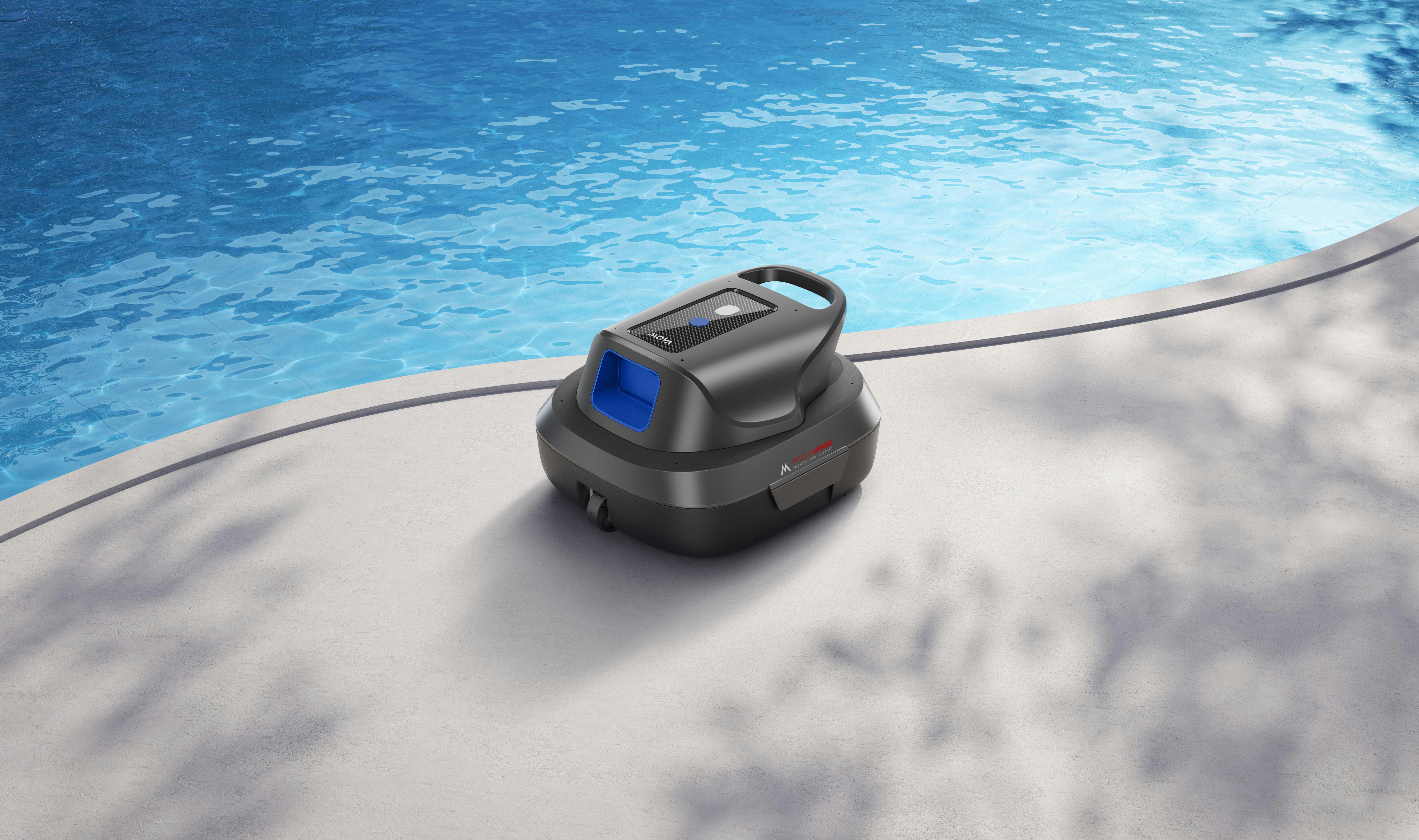 Ein schwarzer Roboter-Poolreiniger steht auf einem Beton-Pooldeck neben blauem Wasser.