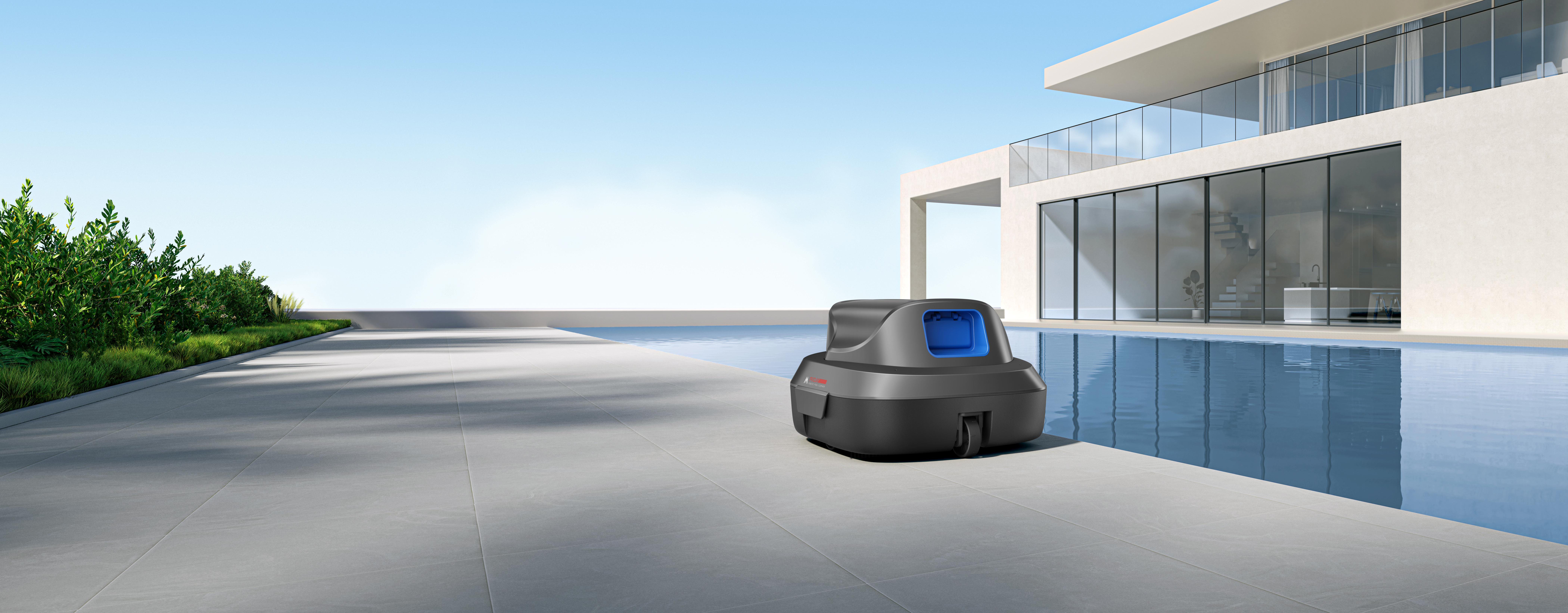 Ein schwarzer Poolroboter steht auf einer gefliesten Terrasse neben einem blauen Pool.