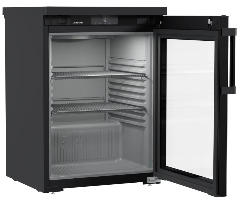 Ein schwarzer Kühlschrank mit Glastür, zwei Regalen und offenem Fach.