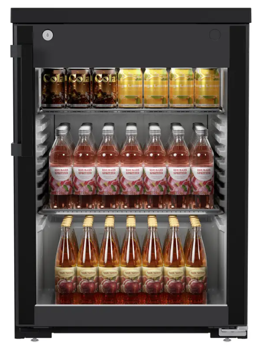 Ein schwarzer Kühlschrank mit drei Regalen, gefüllt mit Getränken.