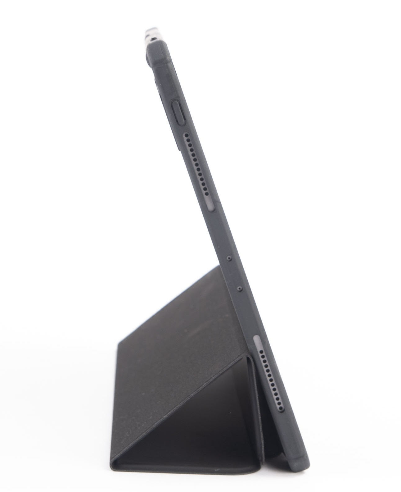 Egy szürke tablet tokkal, állványon.