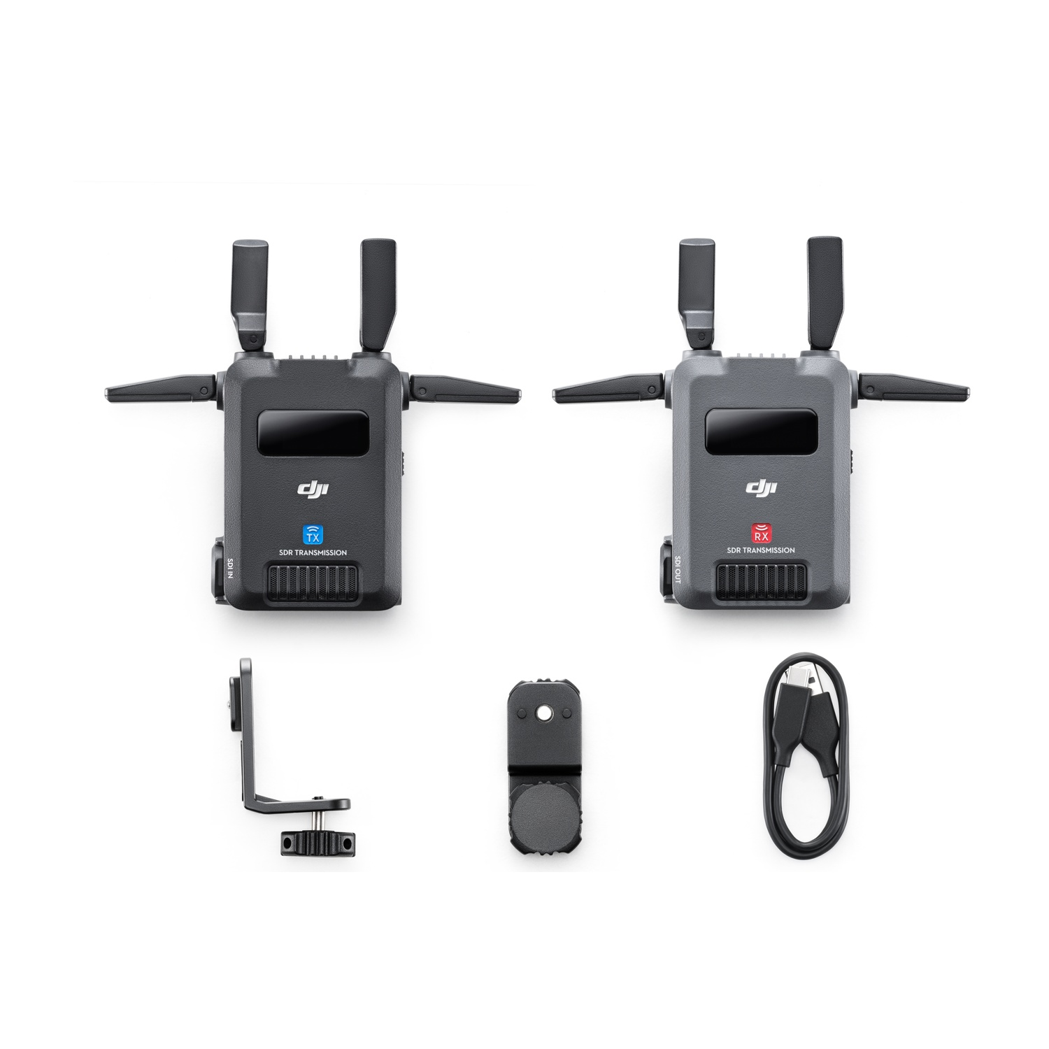 Due trasmettitori/ricevitori DJI neri con accessori su sfondo bianco.