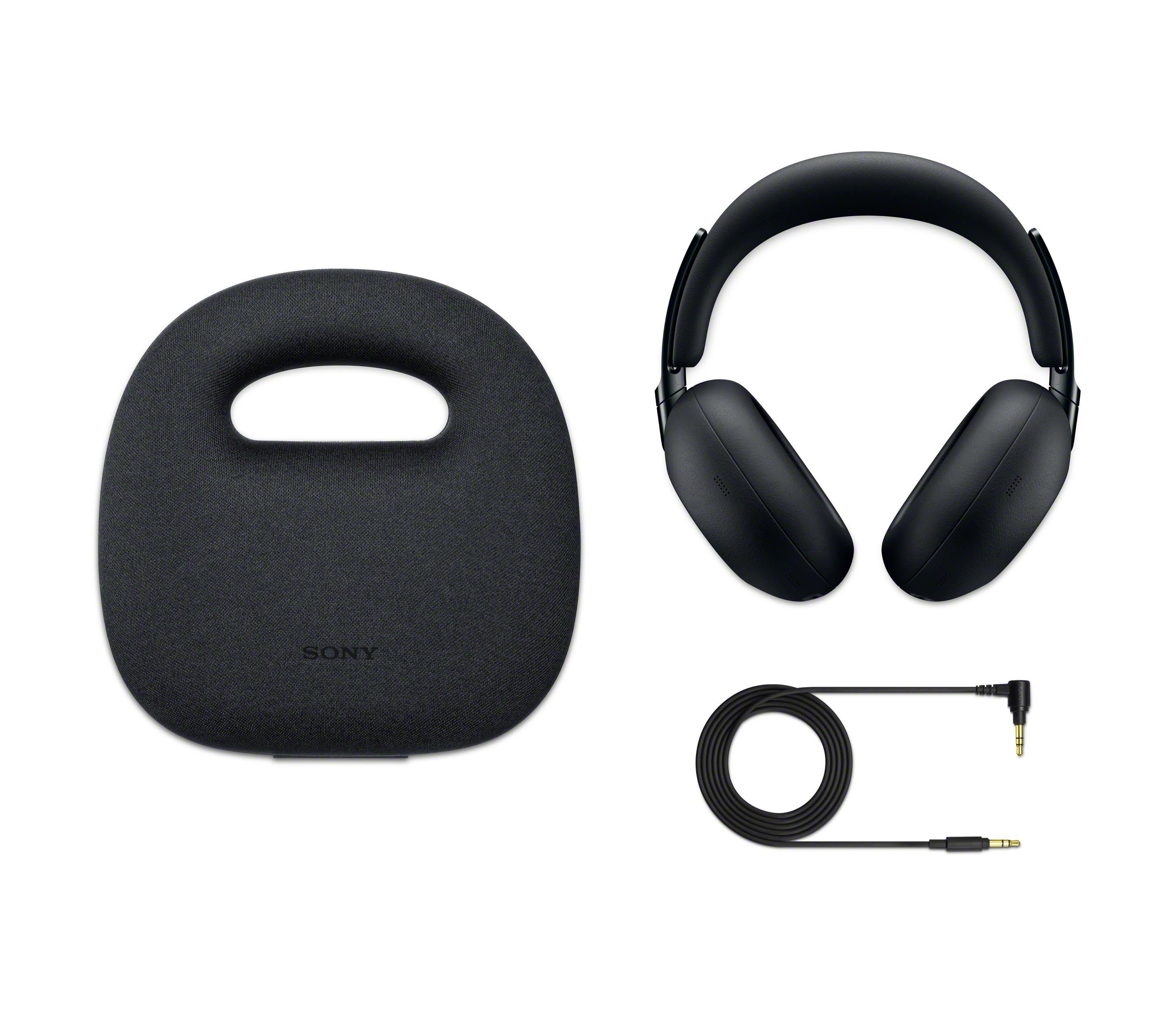Schwarze Sony Kopfhörer mit Ladecase und Audiokabel auf weißem Hintergrund.