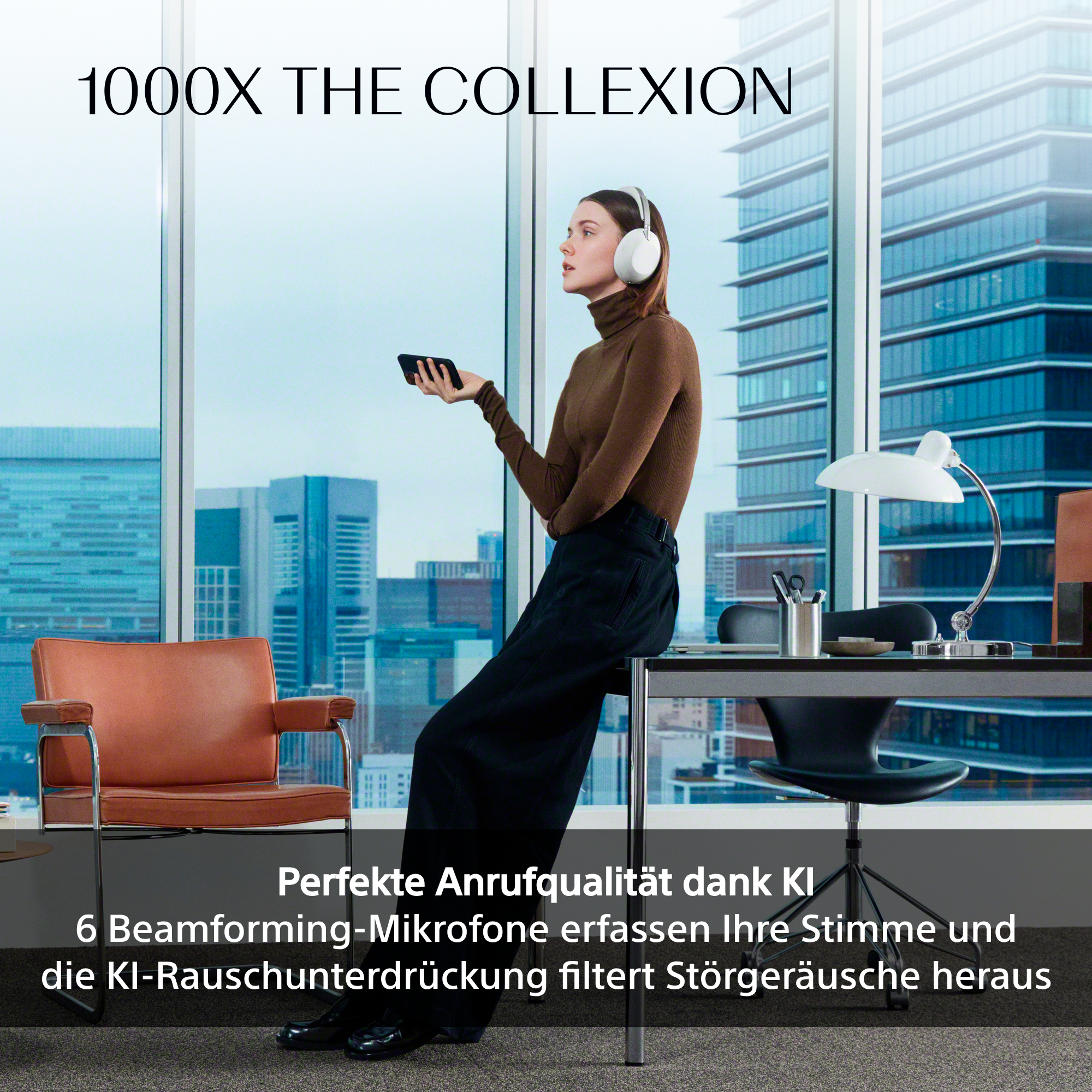 Eine Frau mit weißen Kopfhörern hält ein Smartphone in einem Büro.