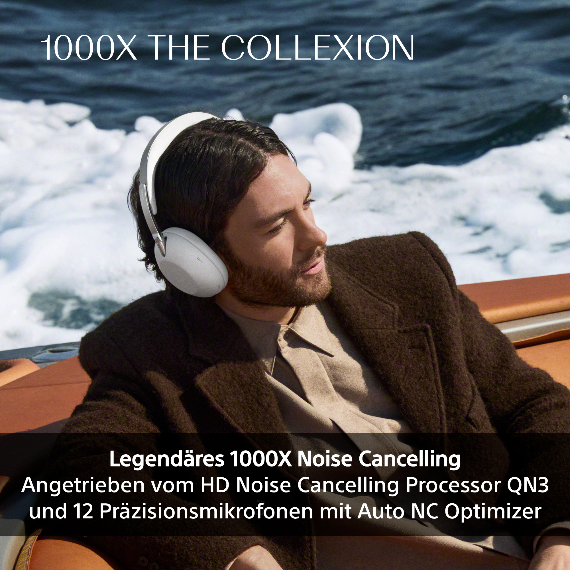 Mann mit weißen Kopfhörern auf einem Boot, Text über Noise Cancelling.