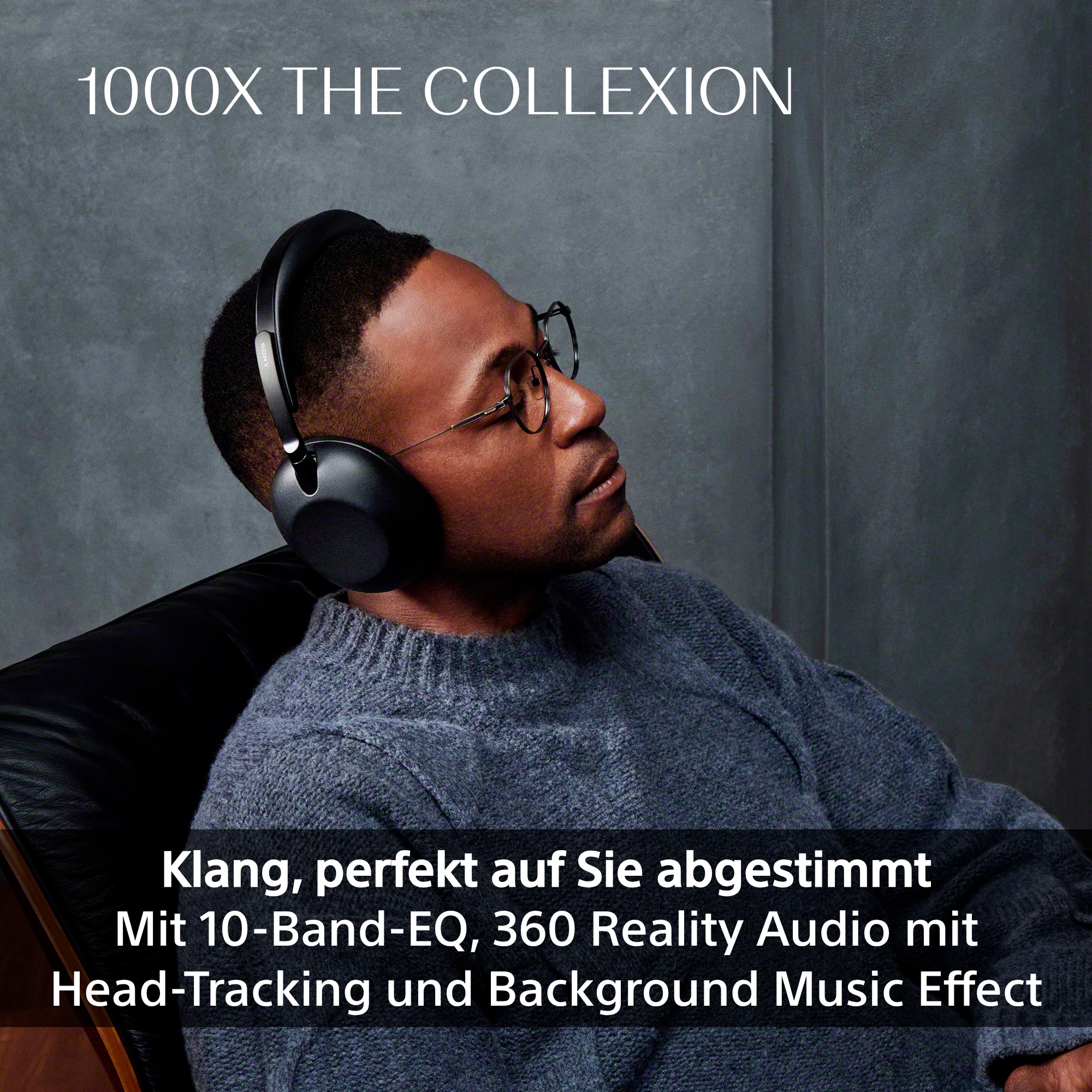 Mann mit Kopfhörern und Brille sitzt, 1000X The Collexion.