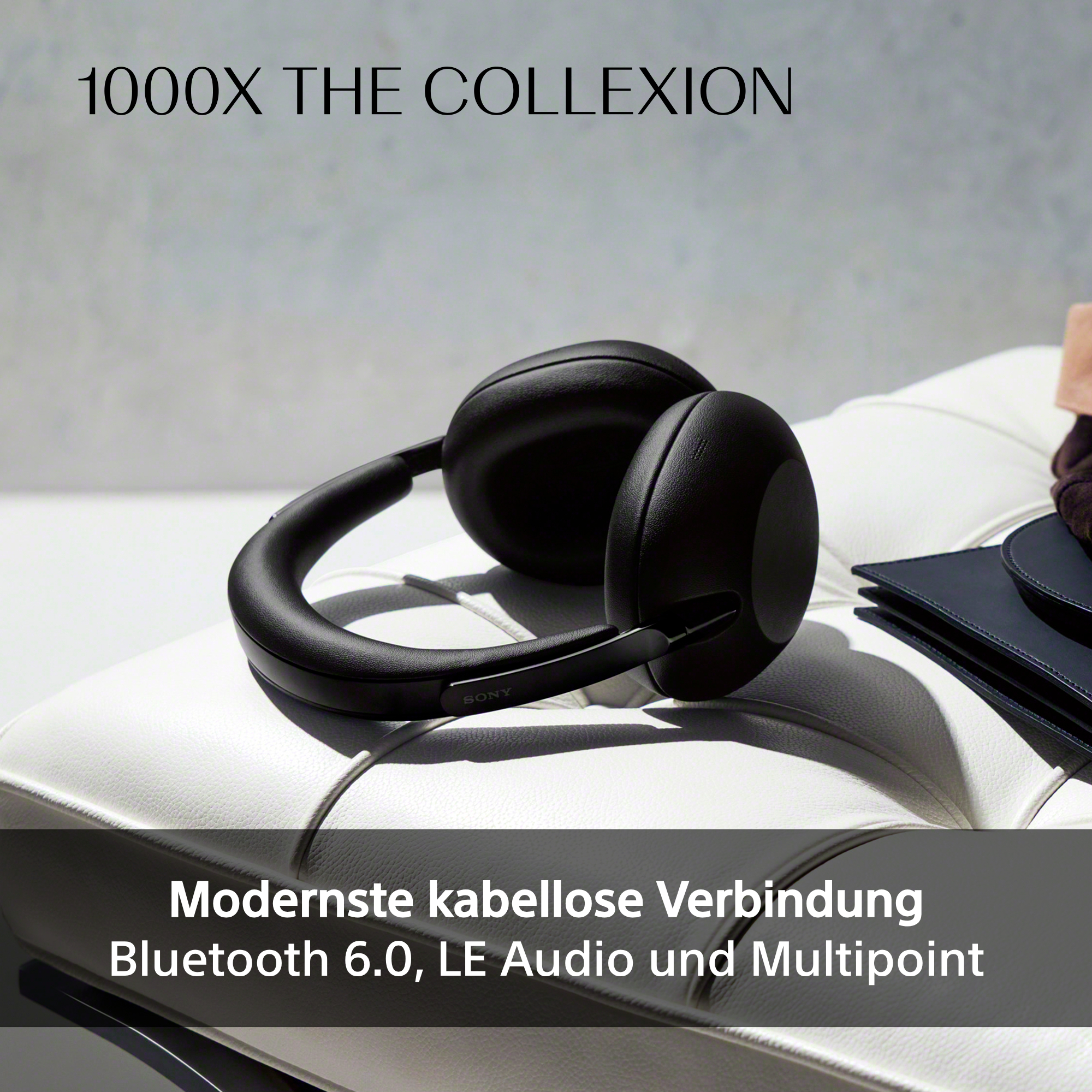 Schwarze Kopfhörer mit Sony-Logo auf weißem Leder, Text im Bild.