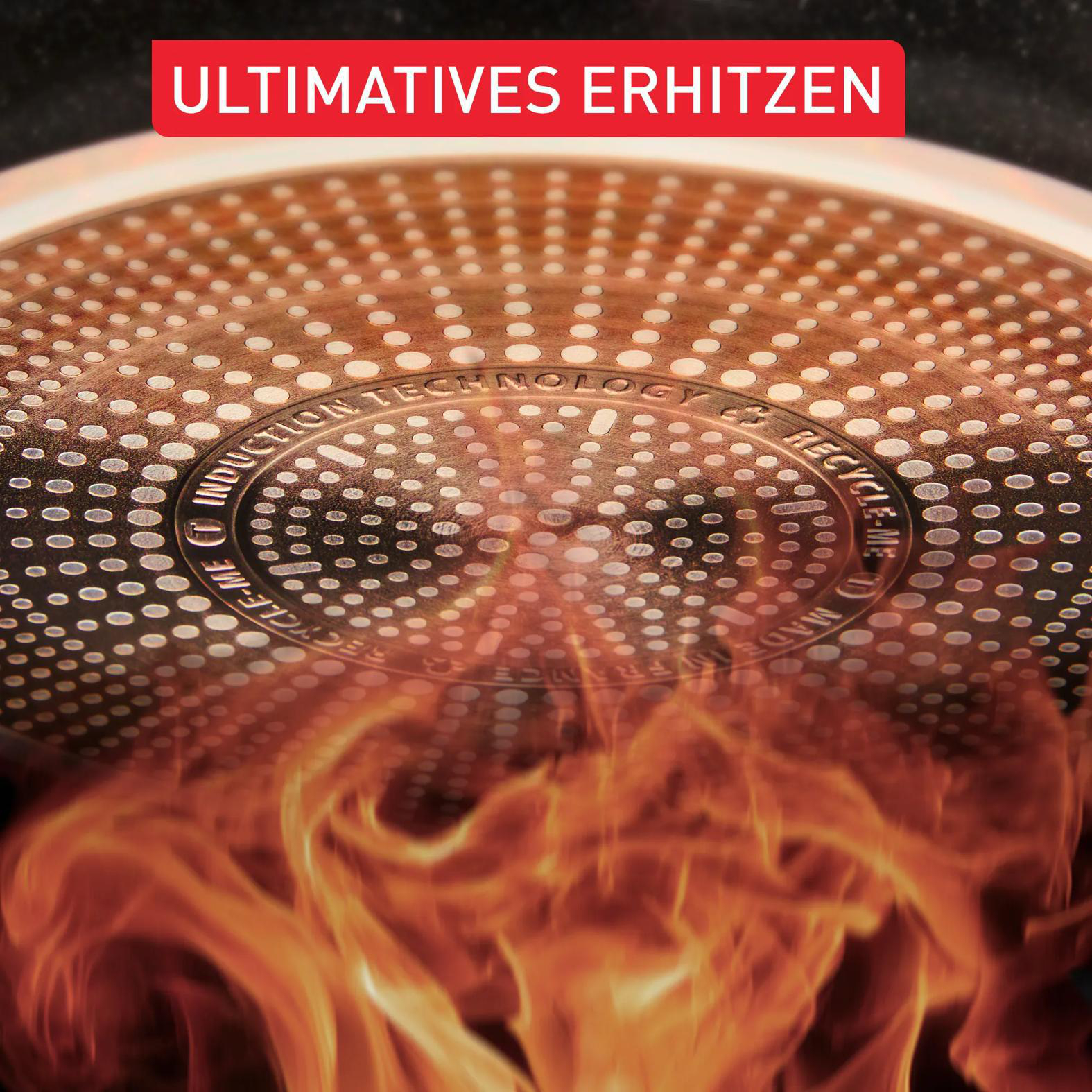 Unterseite einer Pfanne mit Induktionstechnologie wird von Flammen erhitzt.
