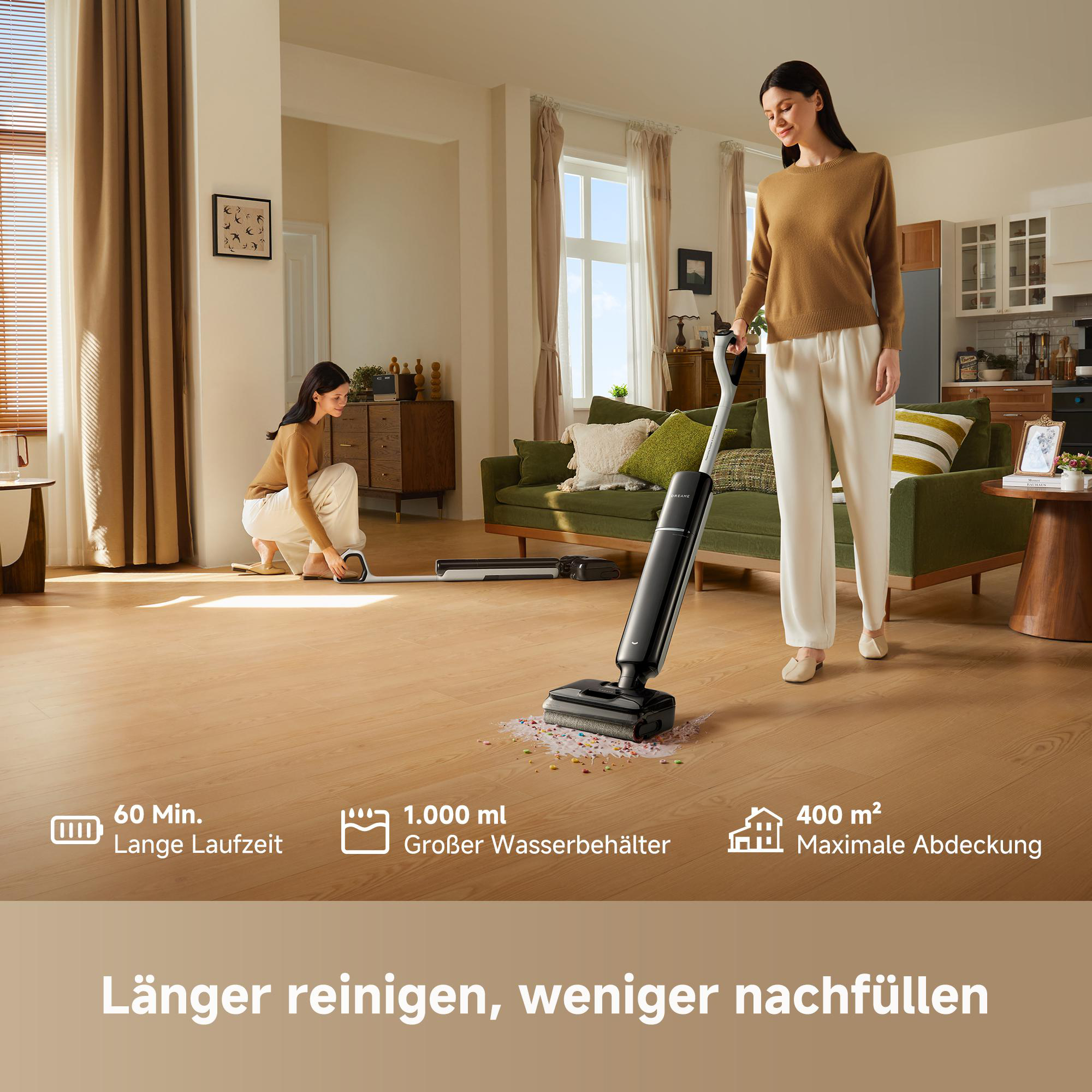 Eine Frau reinigt den Boden mit einem Nass-/Trockensauger in einem Wohnzimmer.