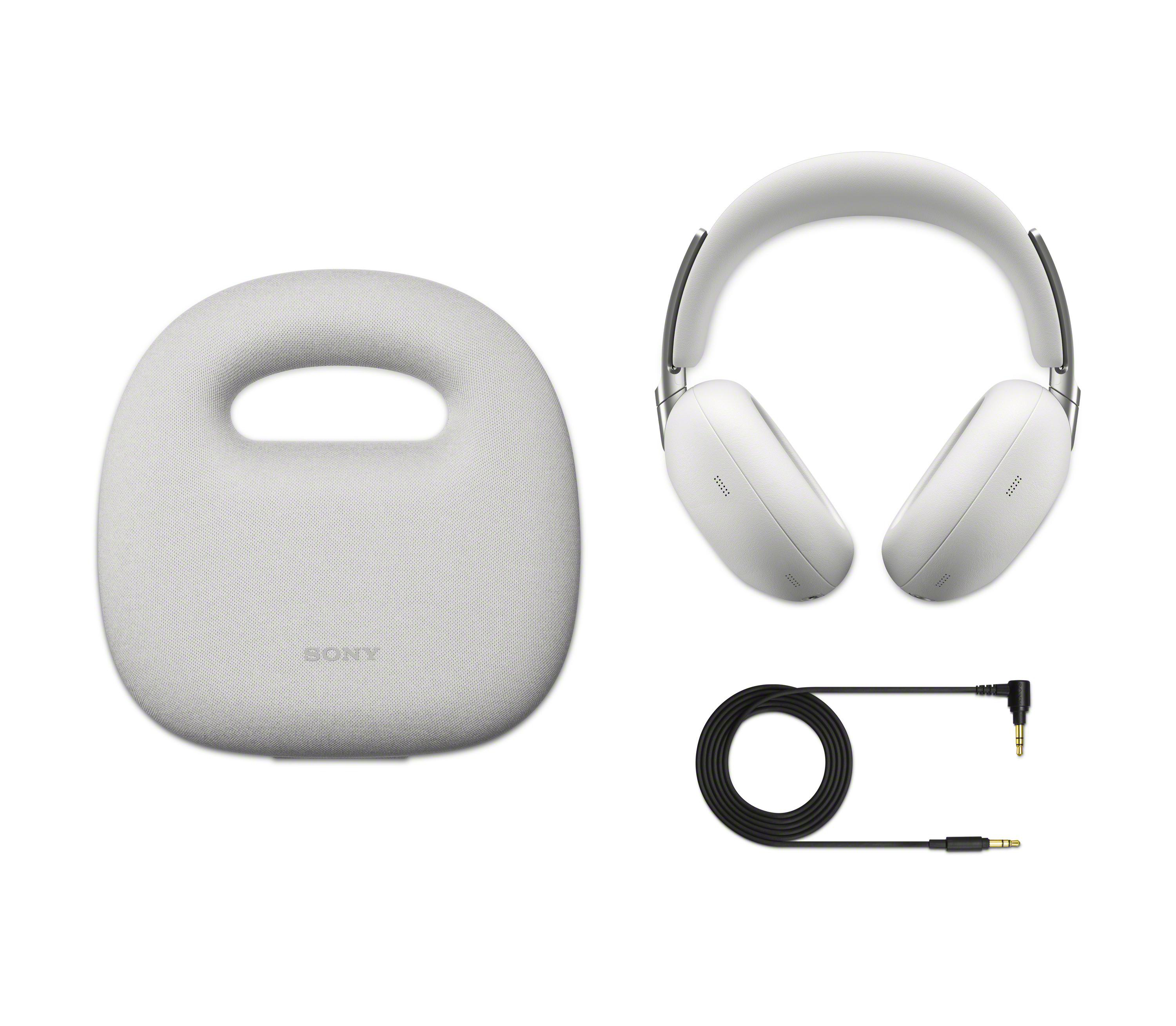 Weiße Kopfhörer mit Ladecase und Audiokabel auf weißem Hintergrund.