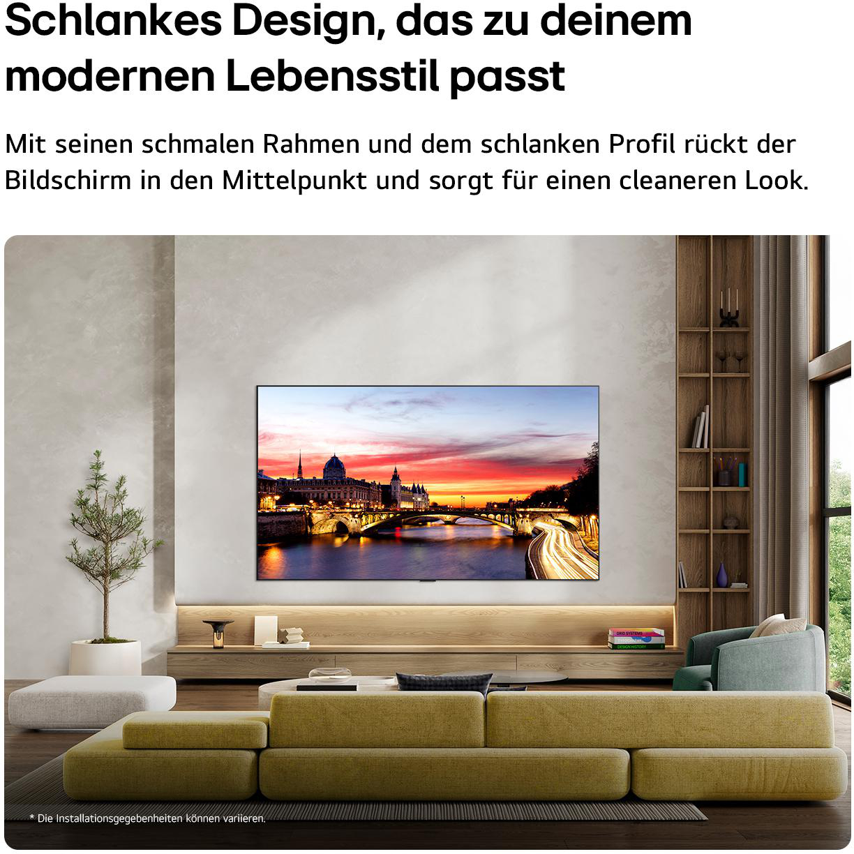 Ein Wohnzimmer mit einem großen Fernseher, der eine Stadt bei Sonnenuntergang zeigt.