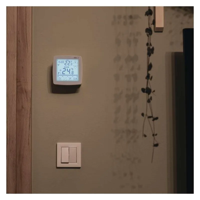 Digitális termosztát 22,8 fokot mutat, alatta villanykapcsoló.