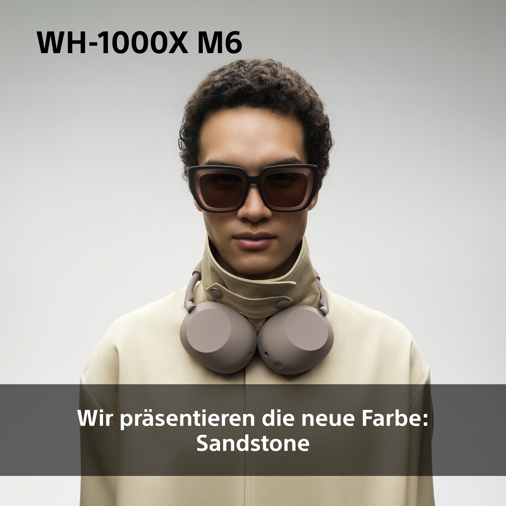 Mann trägt WH-1000XM6 Kopfhörer in Sandstone, mit Sonnenbrille.