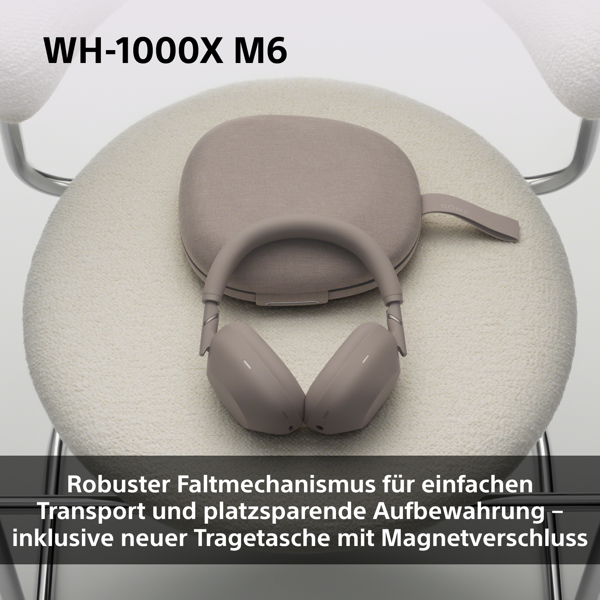 Graue Kopfhörer und Tasche auf weißem Stuhl. WH-1000X M6.