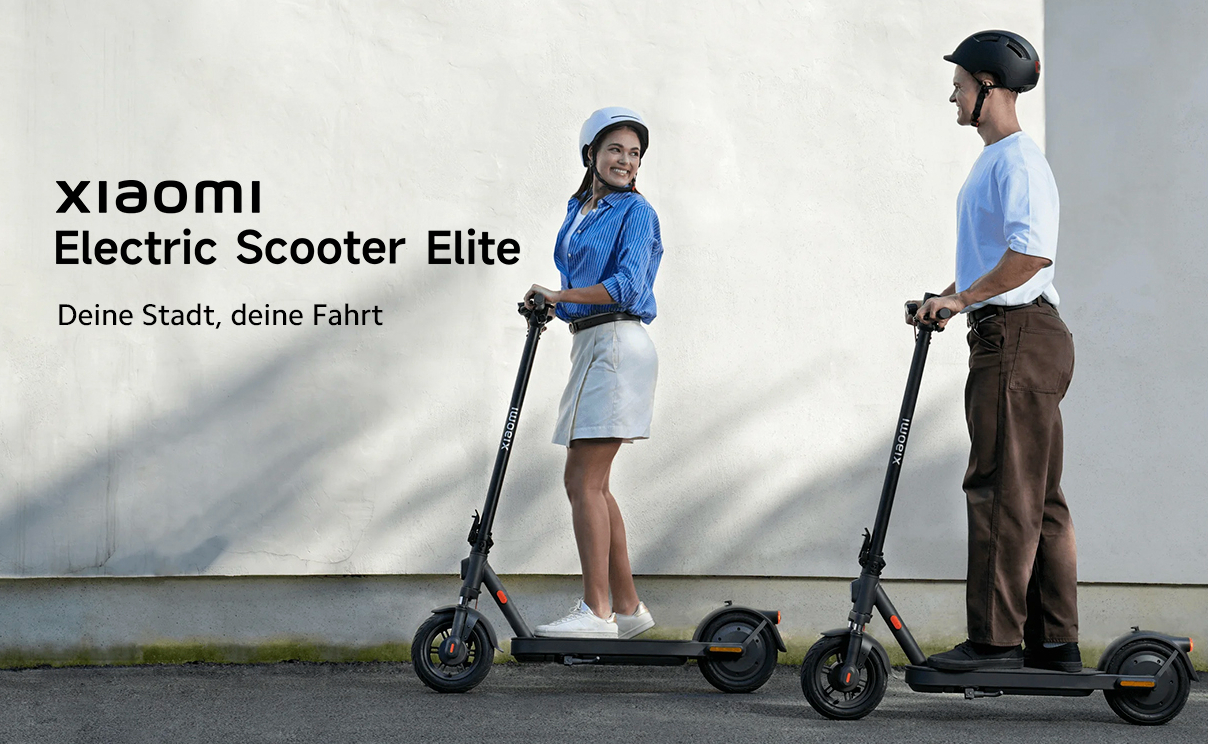 Mann und Frau fahren Xiaomi E-Scooter vor weißer Wand.