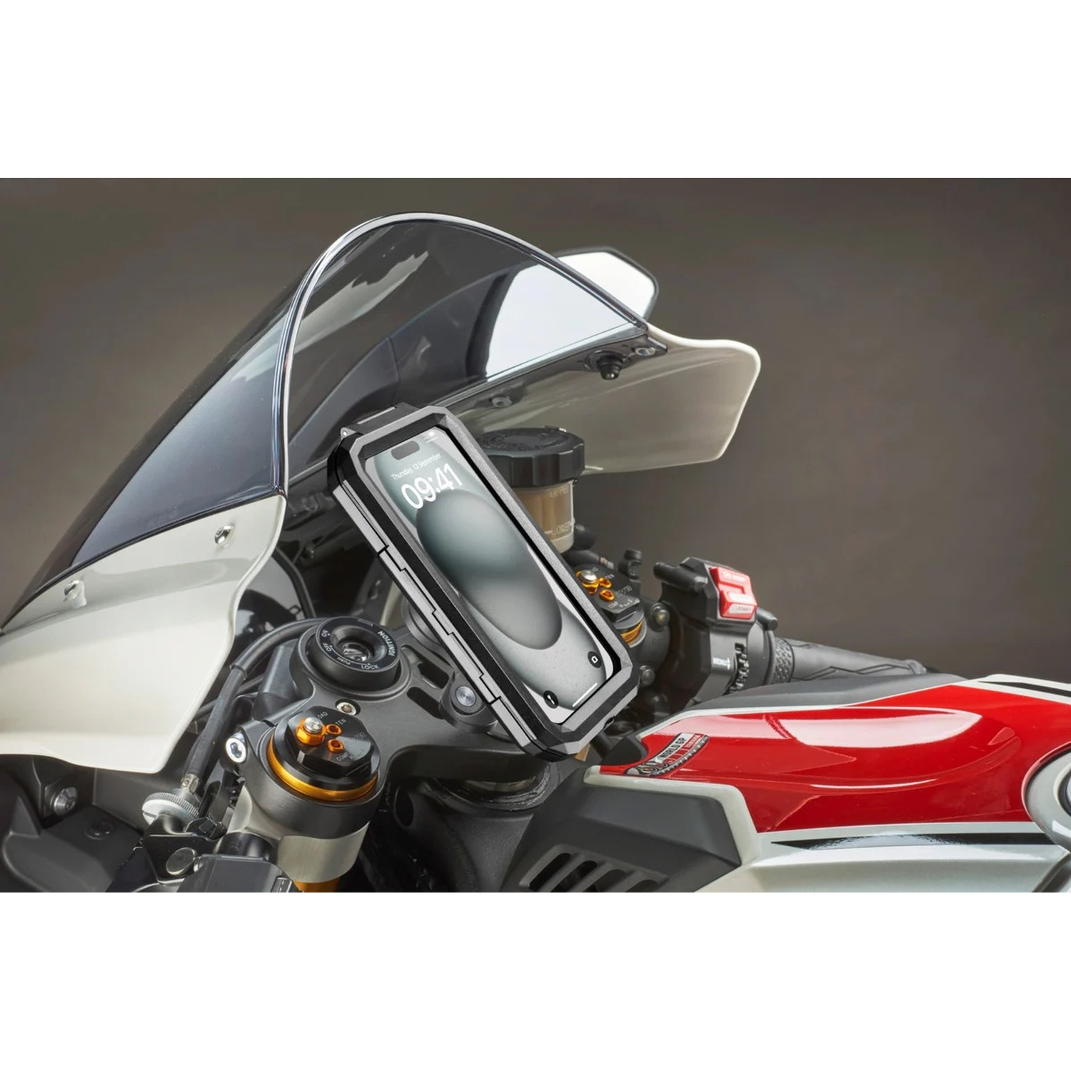 Uno smartphone è montato sul manubrio di una moto, con focus sul manubrio e la carenatura.