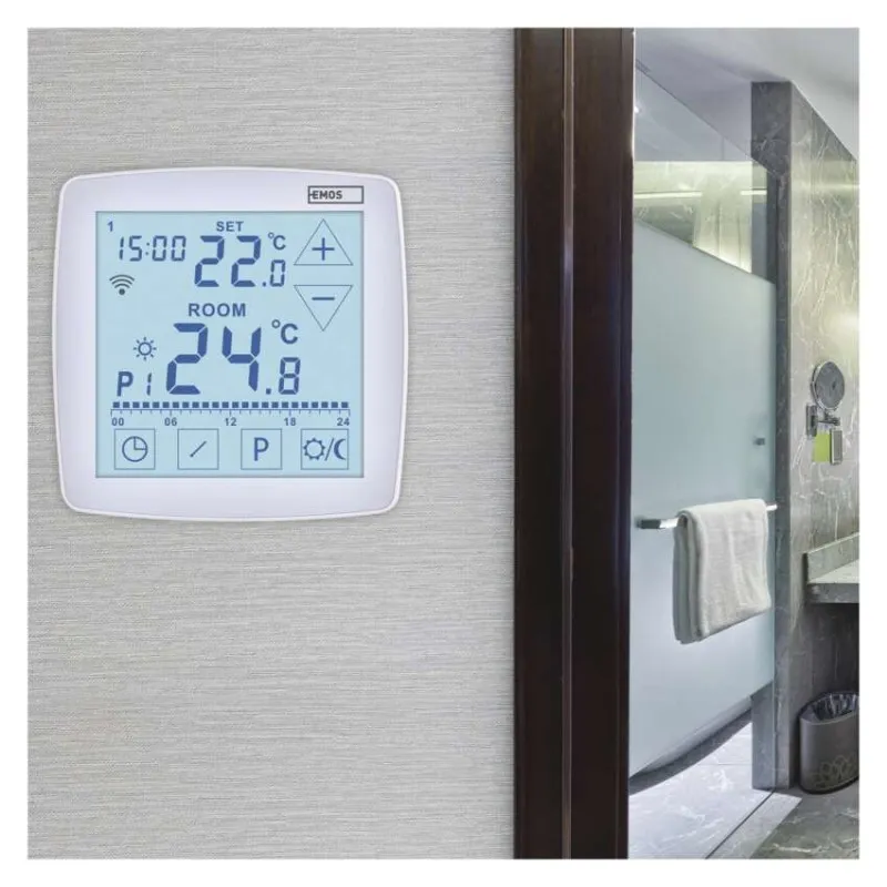 Egy digitális termosztát a falon 22,8°C beállított és 24,8°C szobahőmérsékletet mutat.