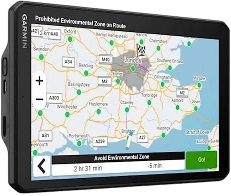 Nawigacja Garmin pokazuje mapę SE Anglii z trasą omijającą strefy ekologiczne.