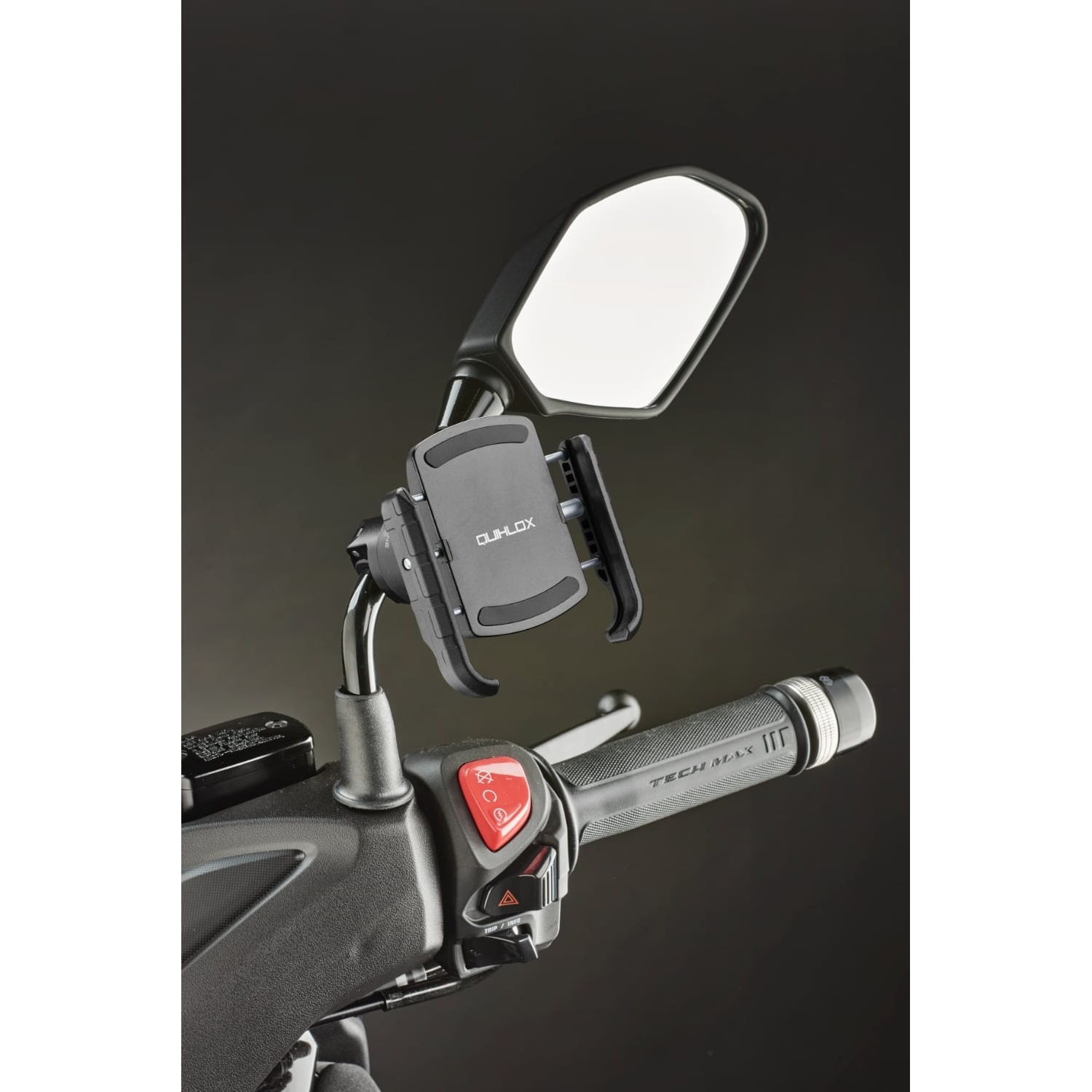 Un supporto per telefono da moto è fissato al manubrio sopra lo specchietto.
