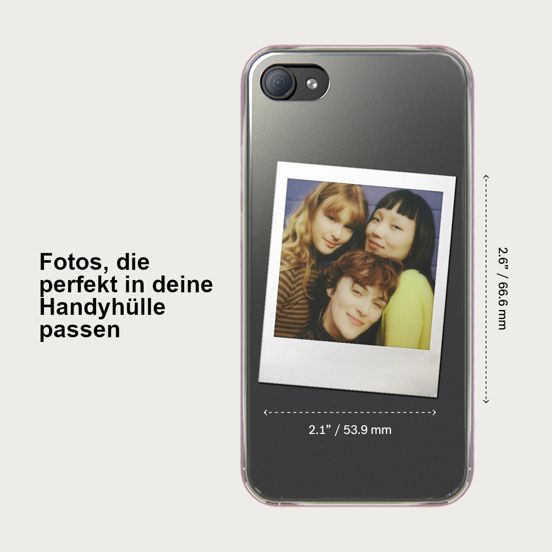 Ein Smartphone mit einem Polaroid-Foto von drei jungen Frauen.
